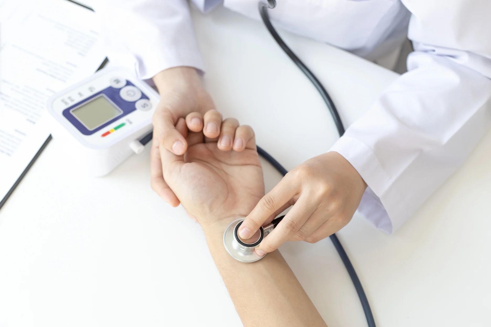 Profesional de la salud brindando una valoración médica